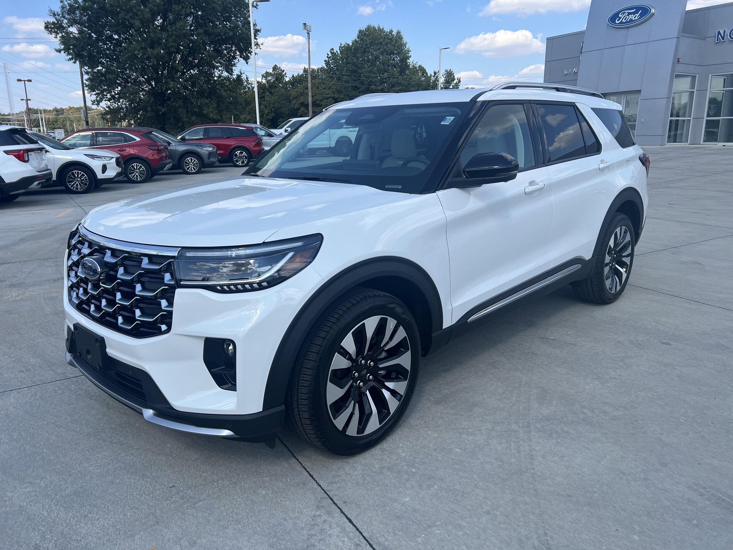 2025 Ford Explorer Platinum photo 4