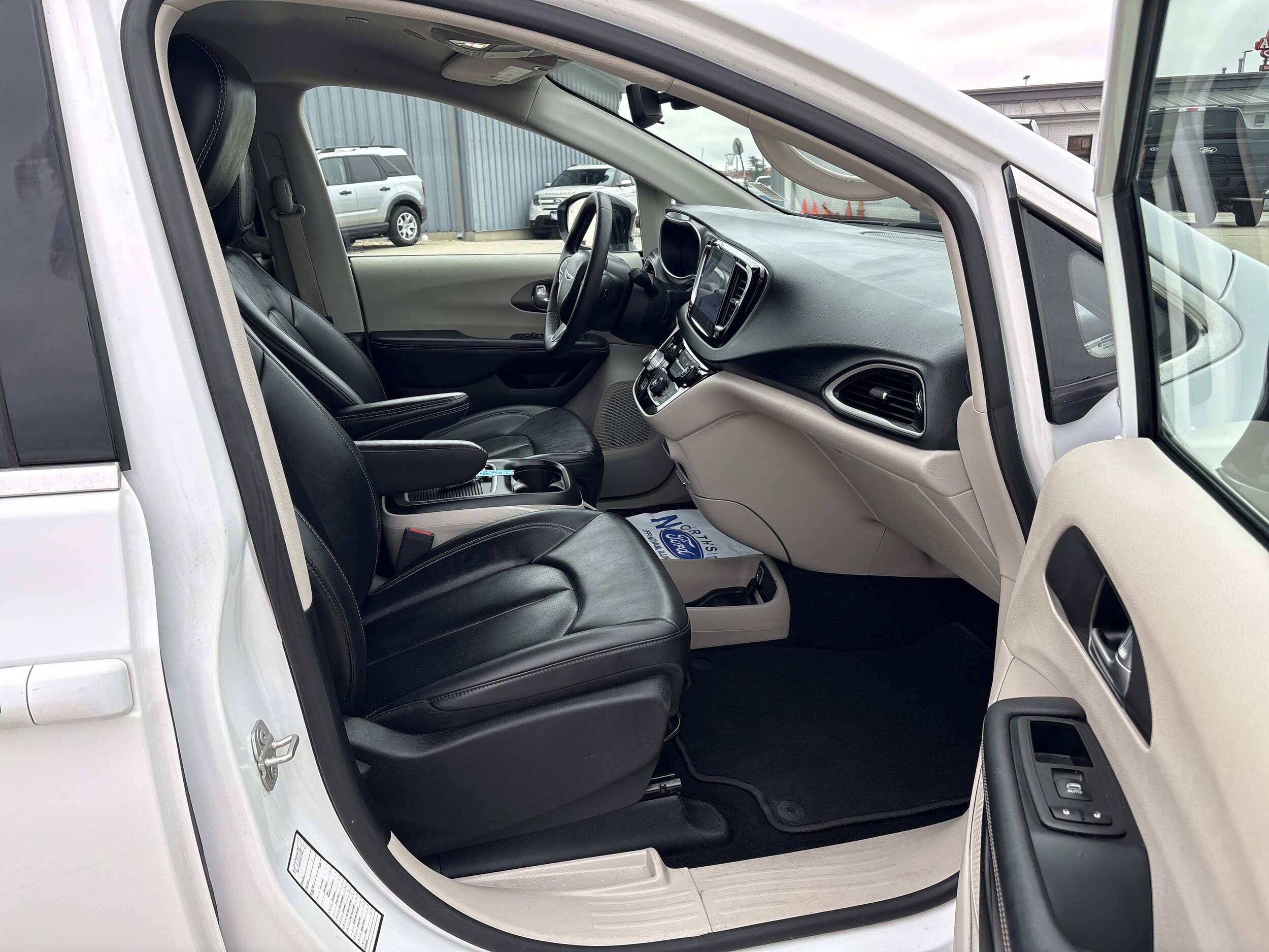 2024 Chrysler Pacifica Touring L - Photo 10