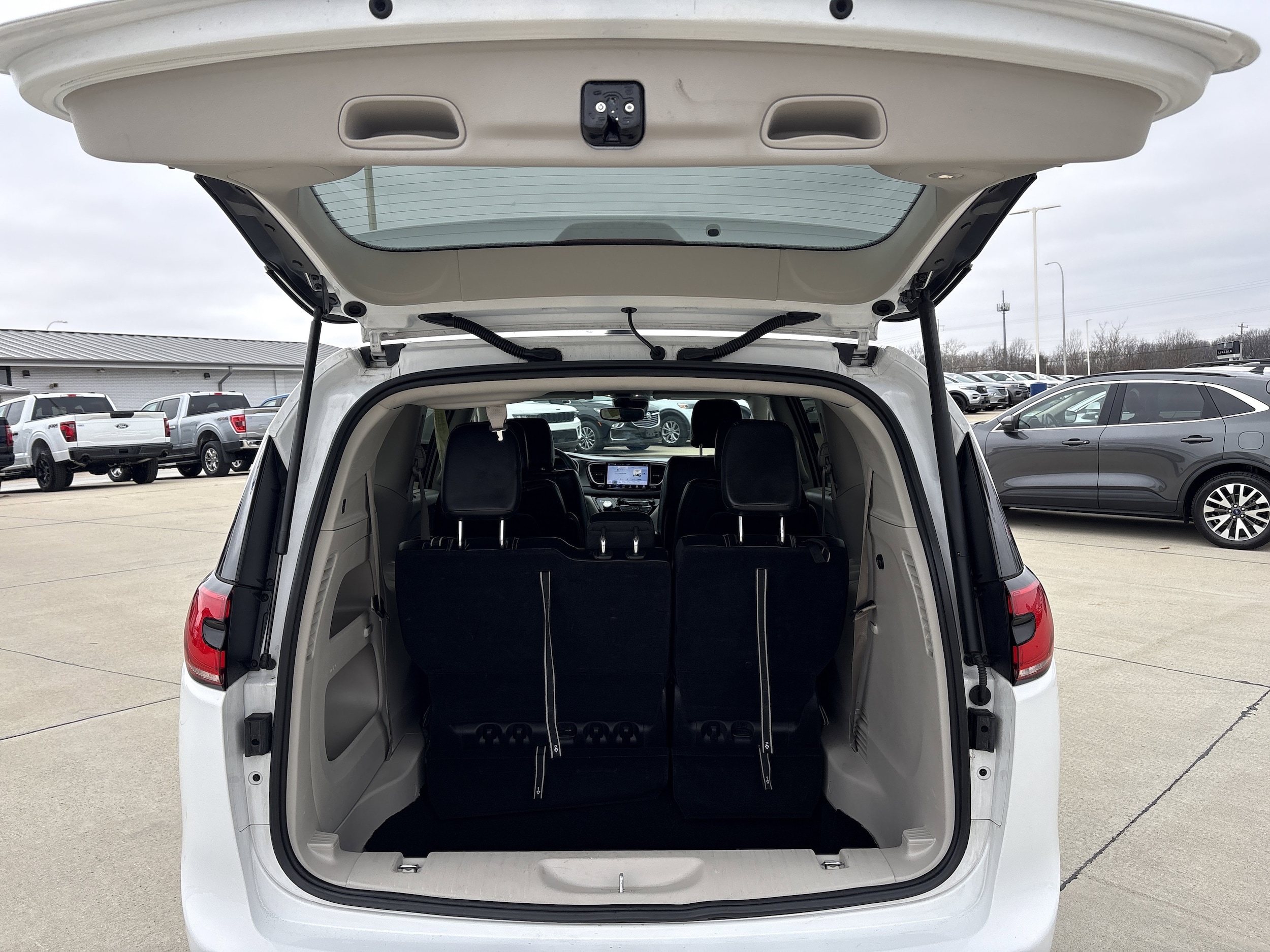 2024 Chrysler Pacifica Touring L - Photo 5