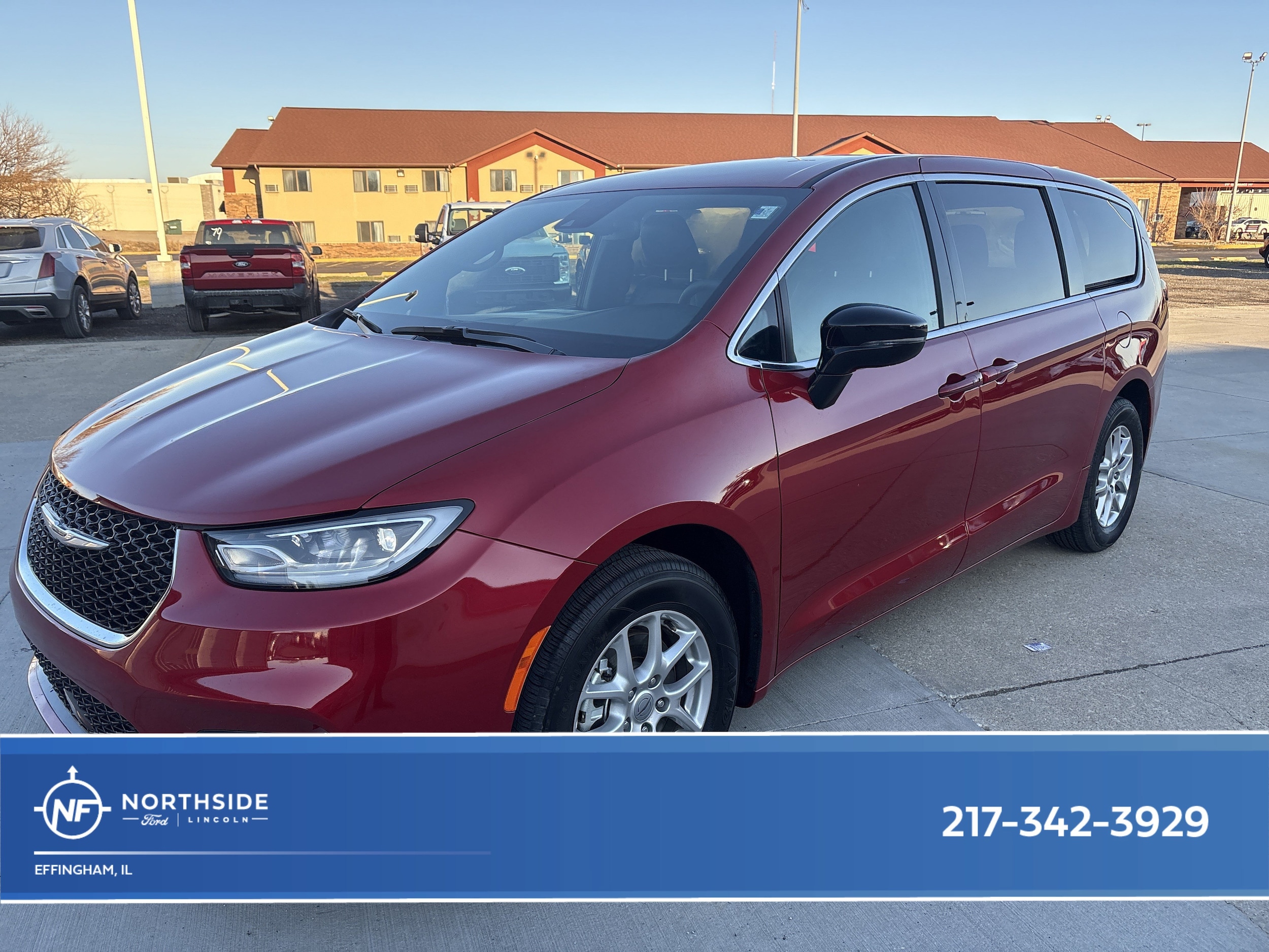 2025 Chrysler Pacifica Select's photo
