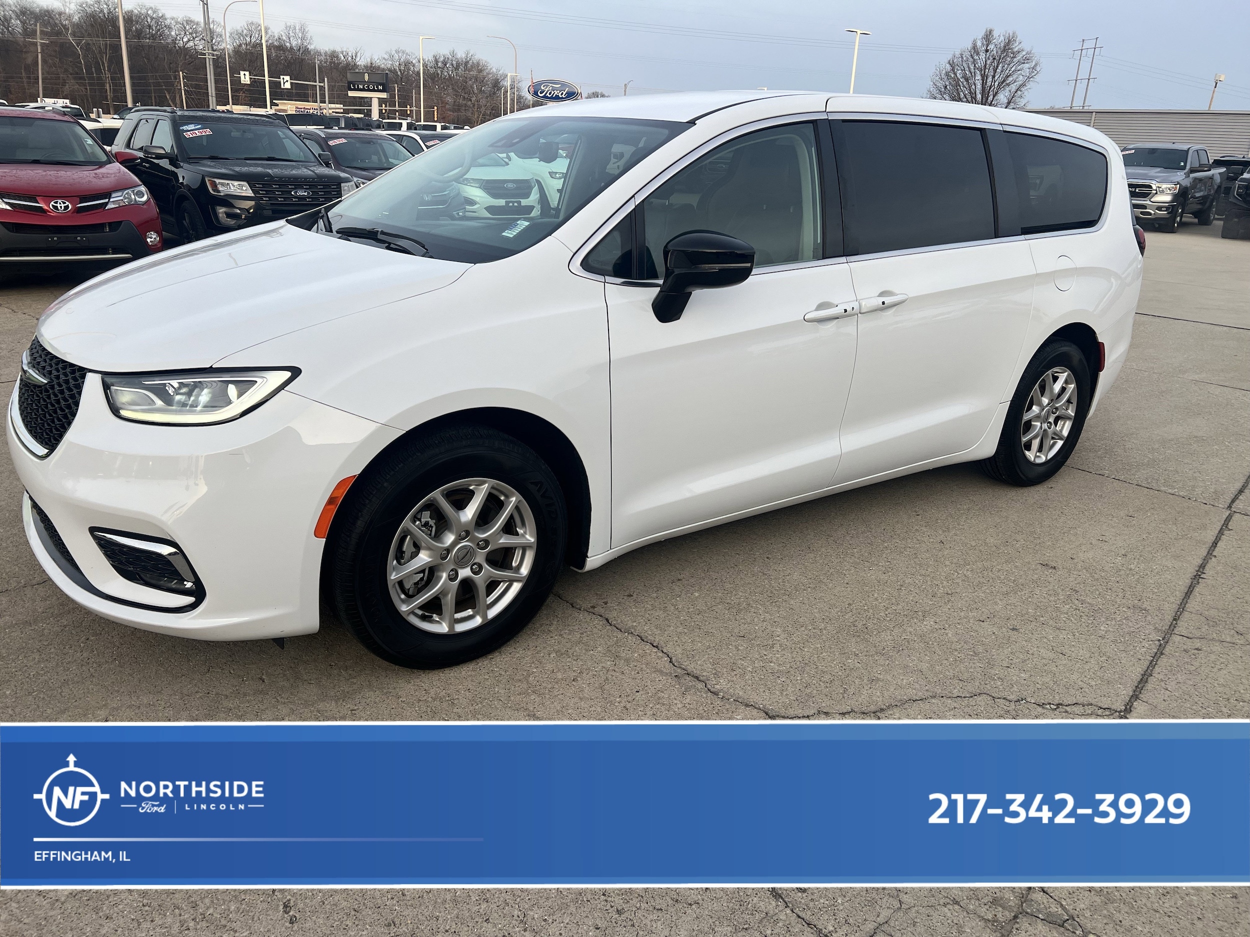 2024 Chrysler Pacifica Touring L's photo