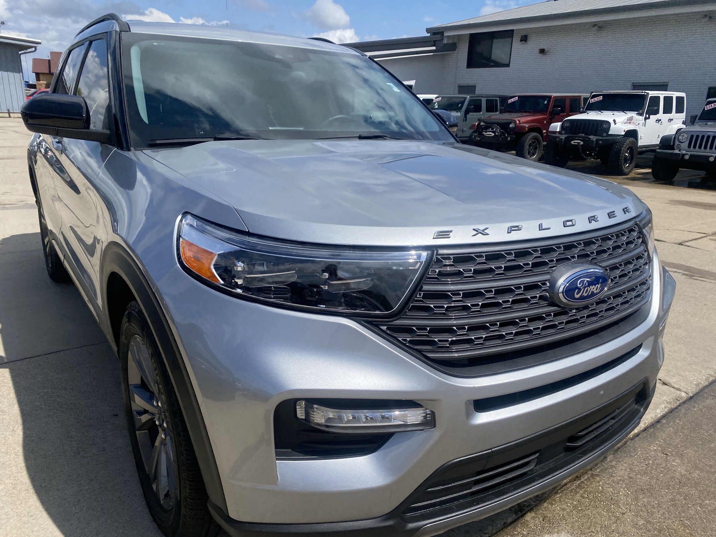2023 Ford Explorer XLT photo 3