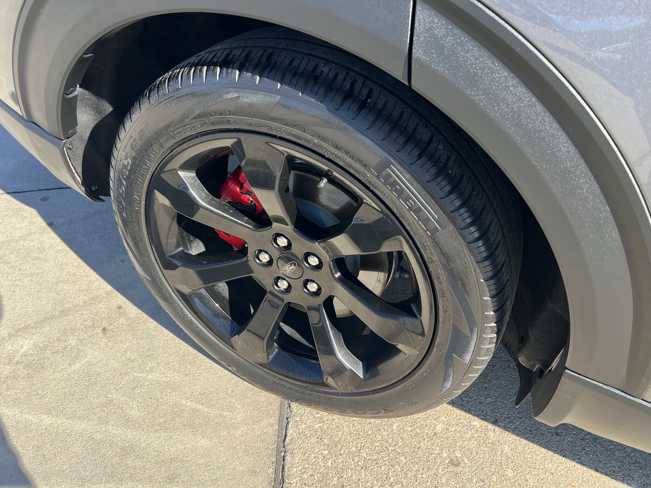 2022 Ford Explorer ST photo 3