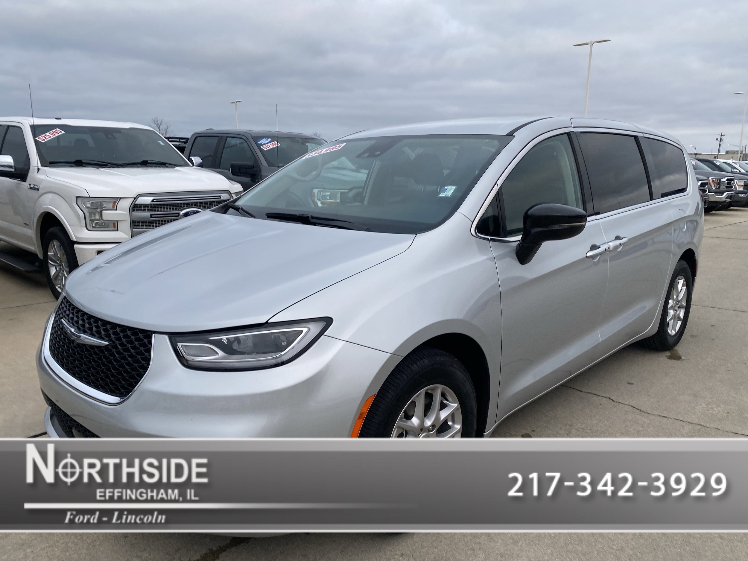 2024 Chrysler Pacifica Touring L's photo