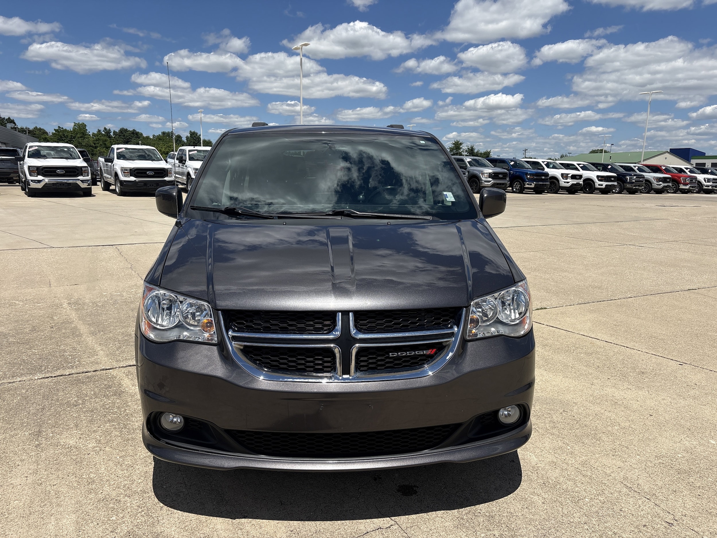 Used 2017 Dodge Grand Caravan SXT with VIN 2C4RDGCGXHR772472 for sale in Effingham, IL