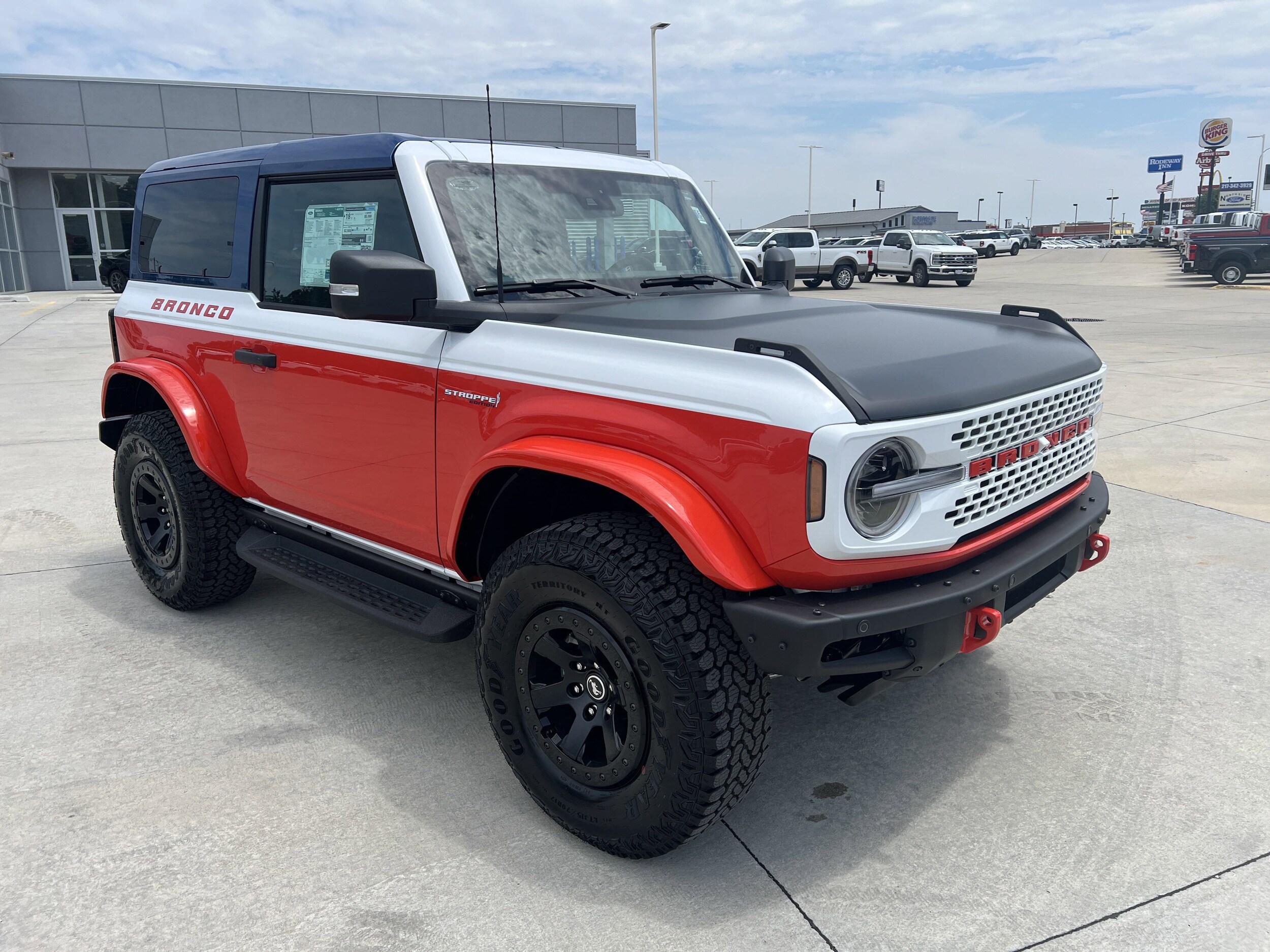 2025 Ford Bronco First Edition photo 2
