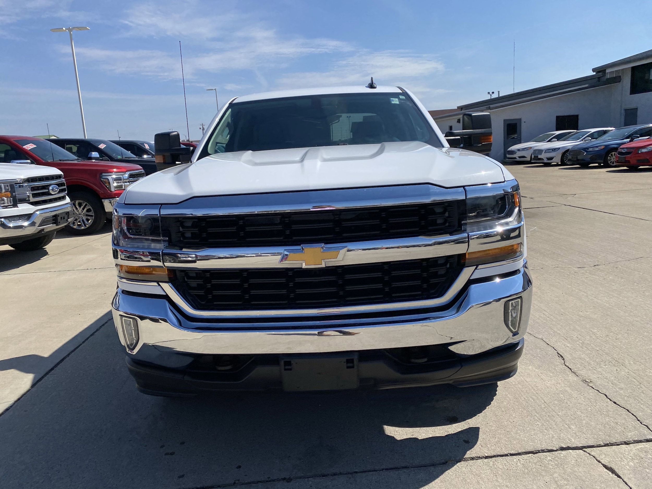 Used 2017 Chevrolet Silverado 1500 LT with VIN 3GCUKREC7HG253195 for sale in Effingham, IL
