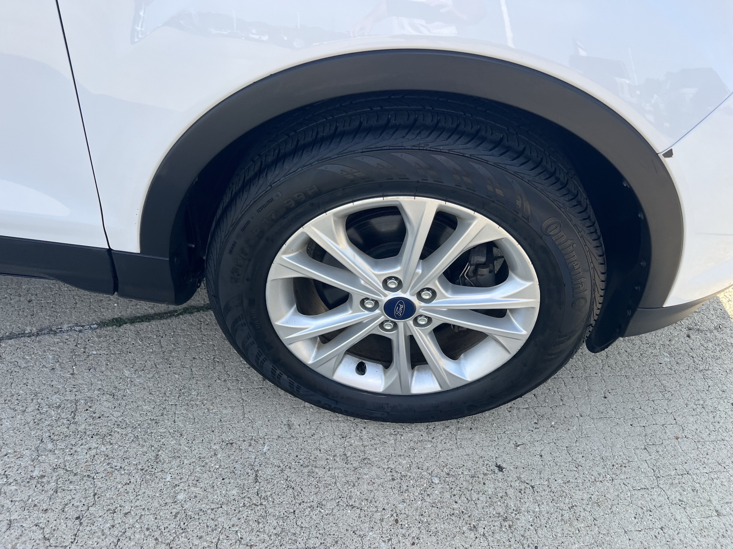 Used 2017 Ford Escape SE with VIN 1FMCU0GD9HUD77081 for sale in Effingham, IL