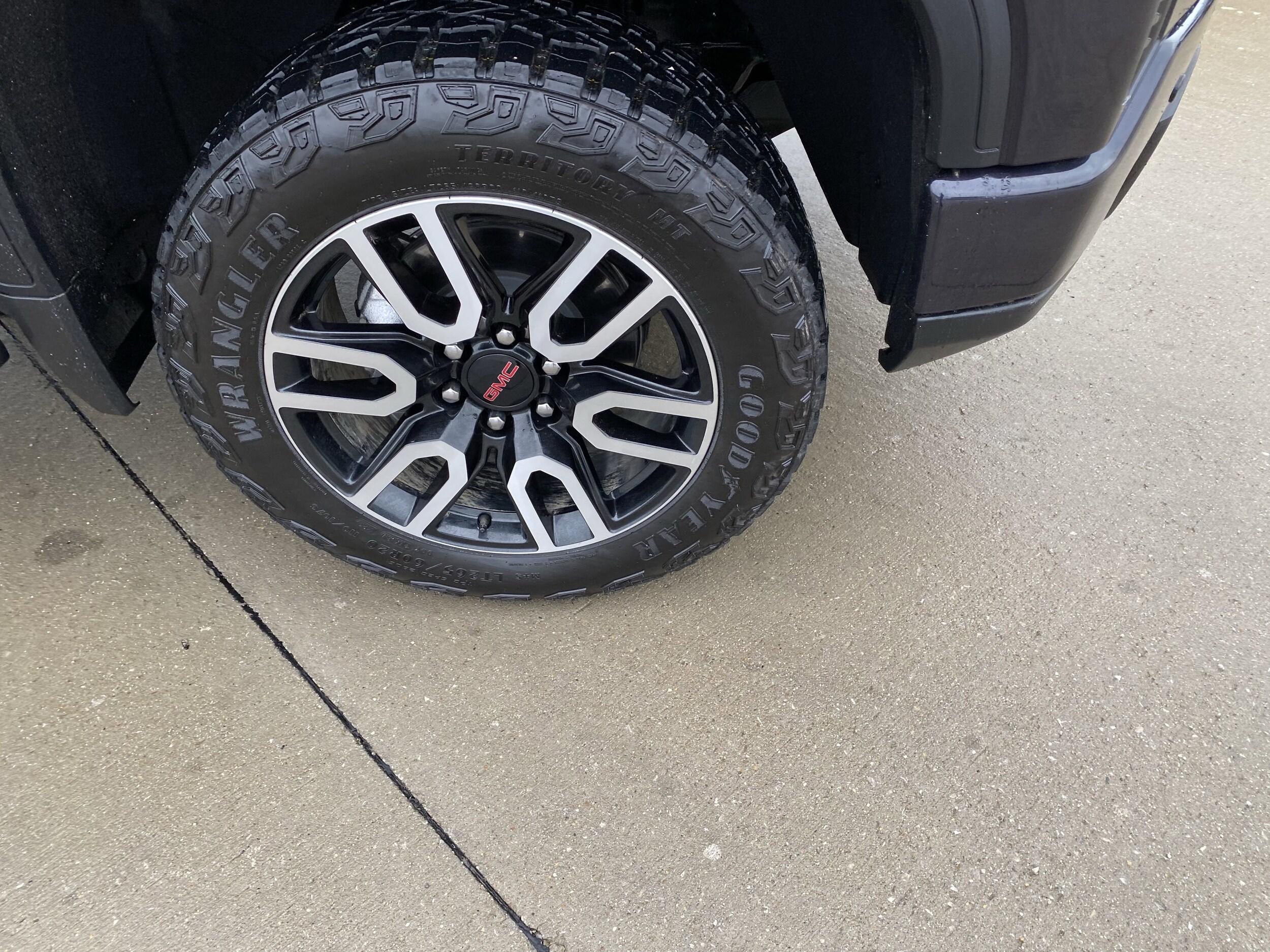 Used 2024 GMC Sierra 1500 AT4 with VIN 1GTUUEEL9RZ379224 for sale in Effingham, IL