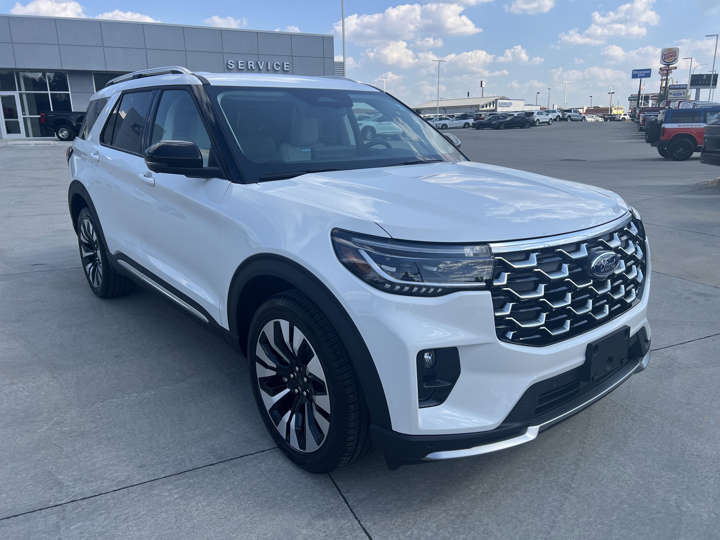2025 Ford Explorer Platinum photo 2