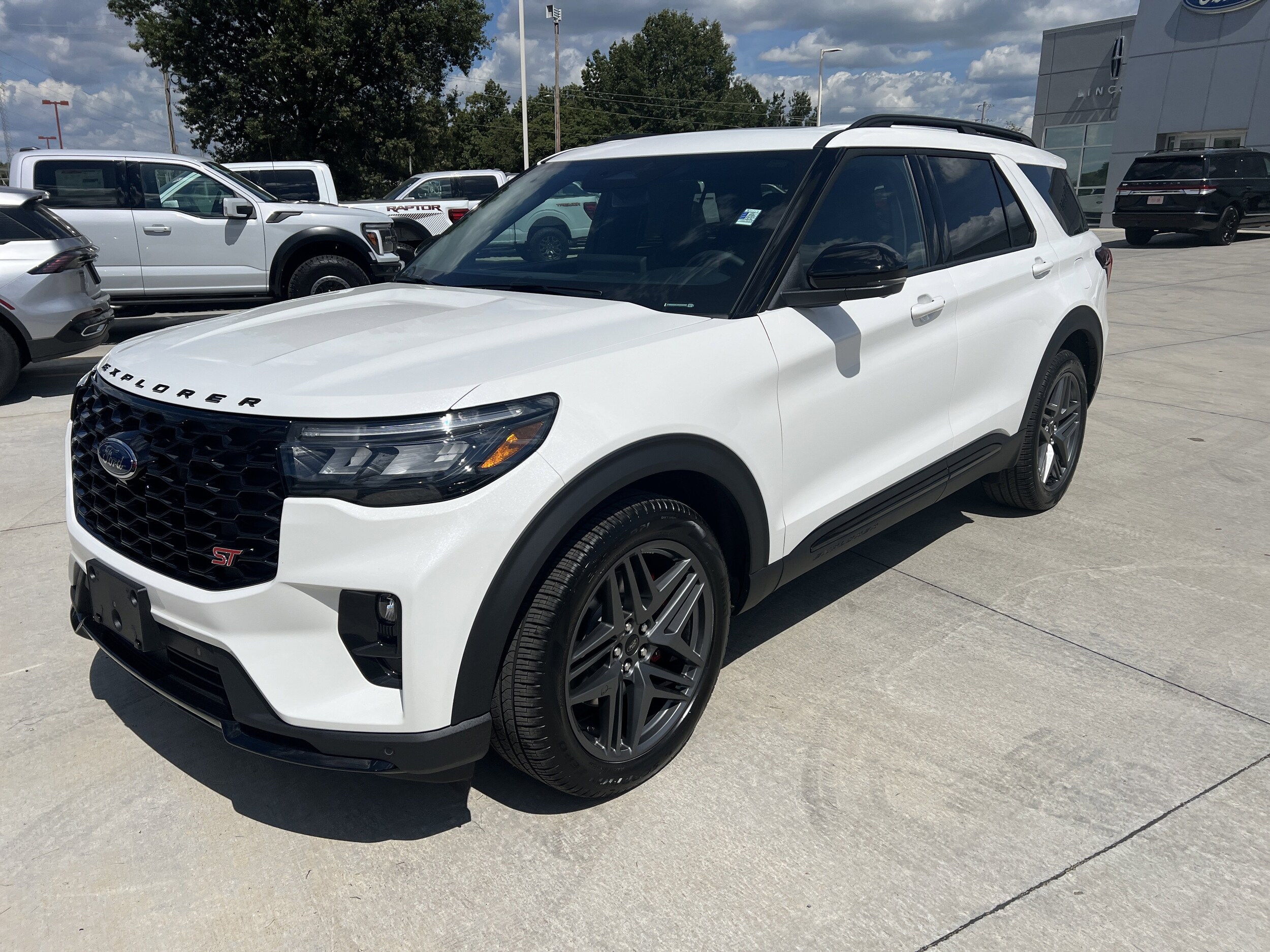 2025 Ford Explorer ST photo 4