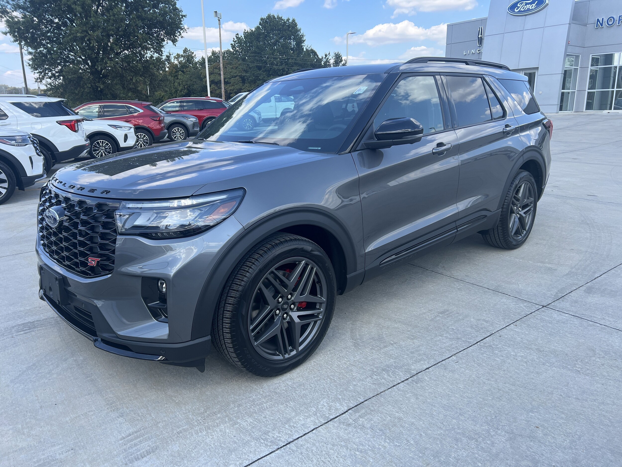 2025 Ford Explorer ST photo 4