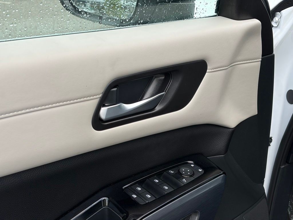2025 Nissan Pathfinder SL - Photo 12