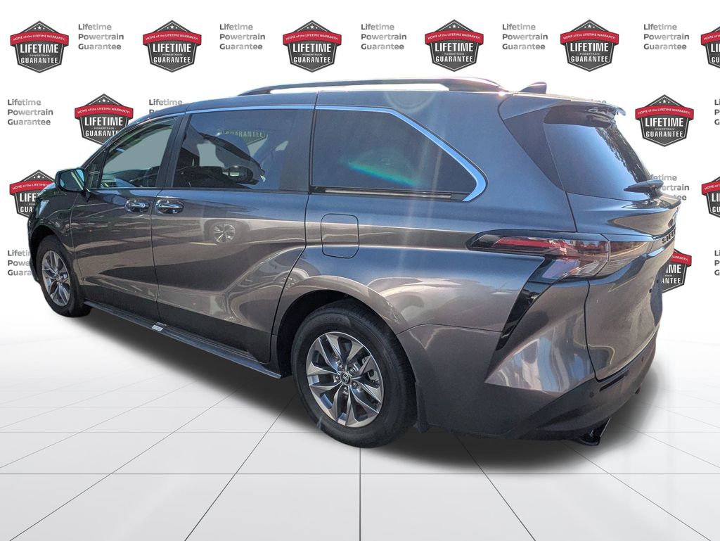 2024 Toyota Sienna XLE photo 4