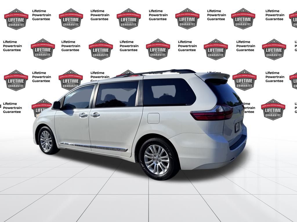 2015 Toyota Sienna L photo 3
