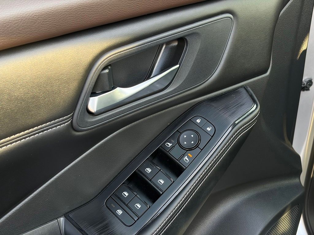 2023 Nissan Rogue SV - Photo 12