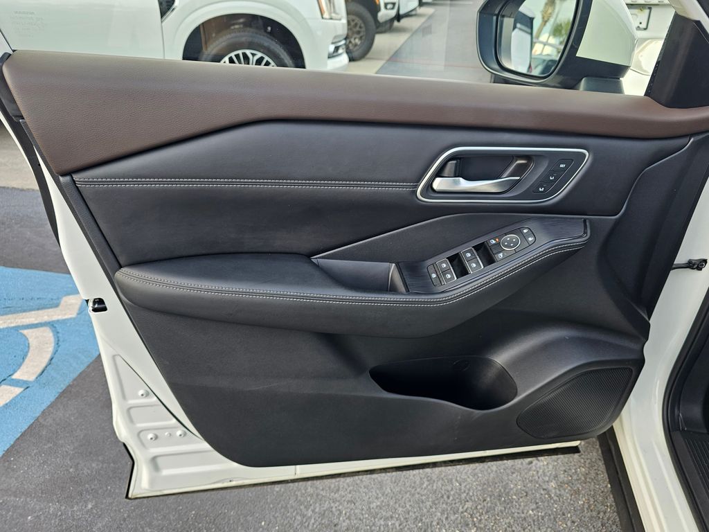 2023 Nissan Rogue Platinum - Photo 16