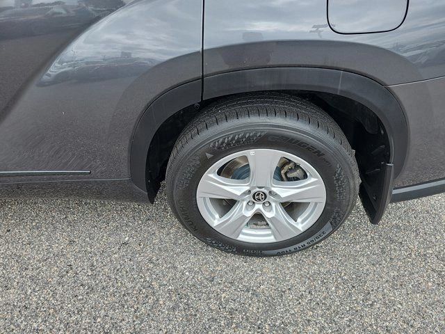 2023 Toyota Highlander L photo 4