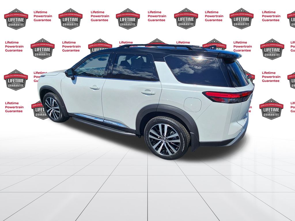 2025 Nissan Pathfinder Platinum photo 3