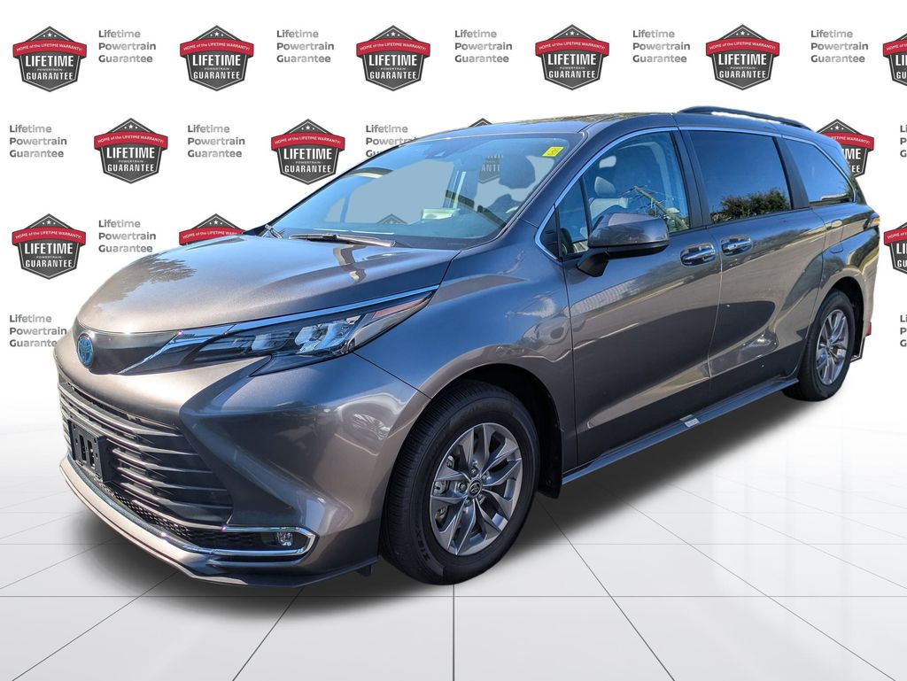 2024 Toyota Sienna XLE photo 3