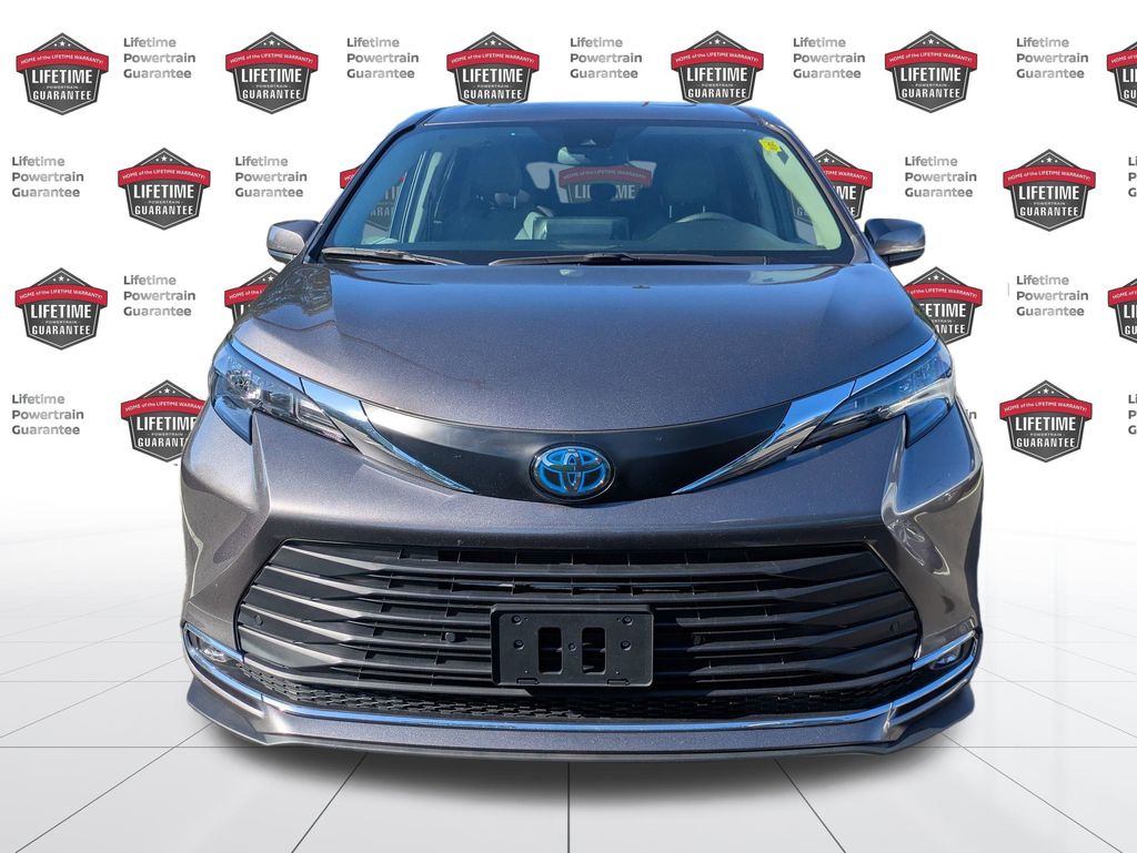 2024 Toyota Sienna XLE photo 2