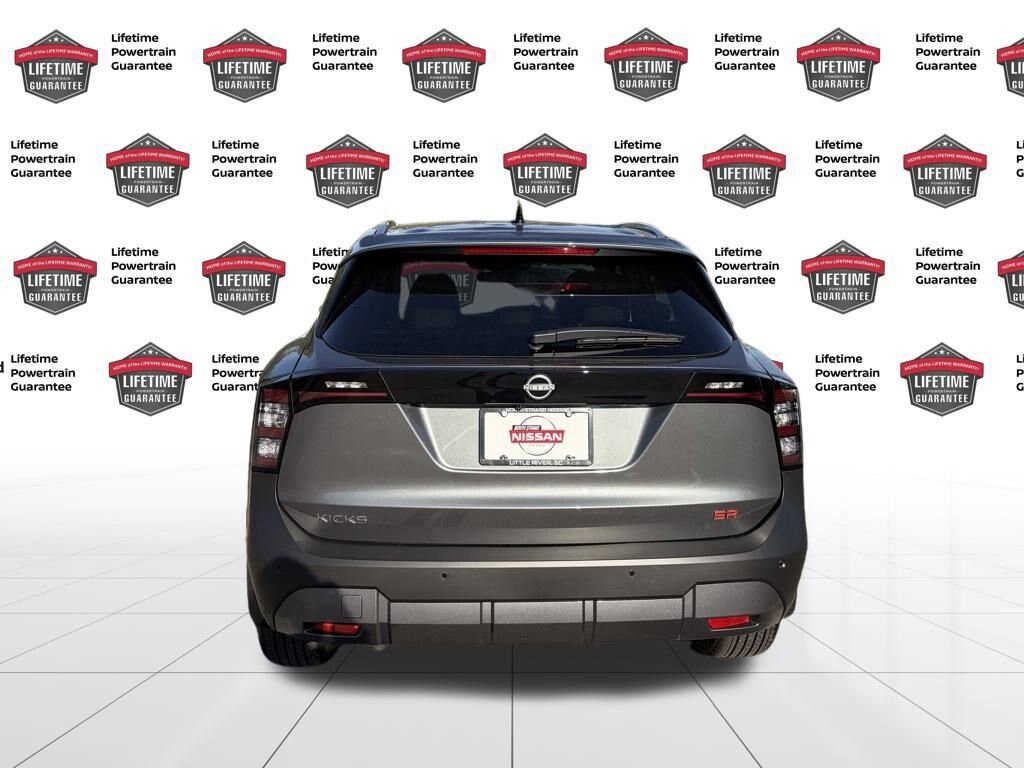 2026 Nissan Kicks SR photo 2