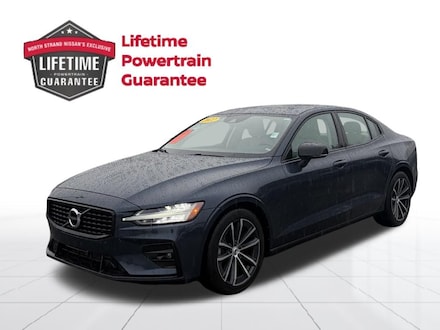 2022 Volvo S60 B5 FWD Momentum Sedan