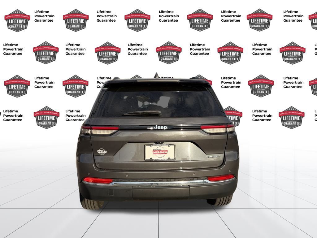 2022 Jeep Grand Cherokee Laredo photo 3