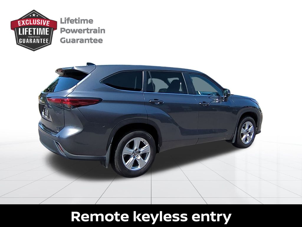 2023 Toyota Highlander L photo 3