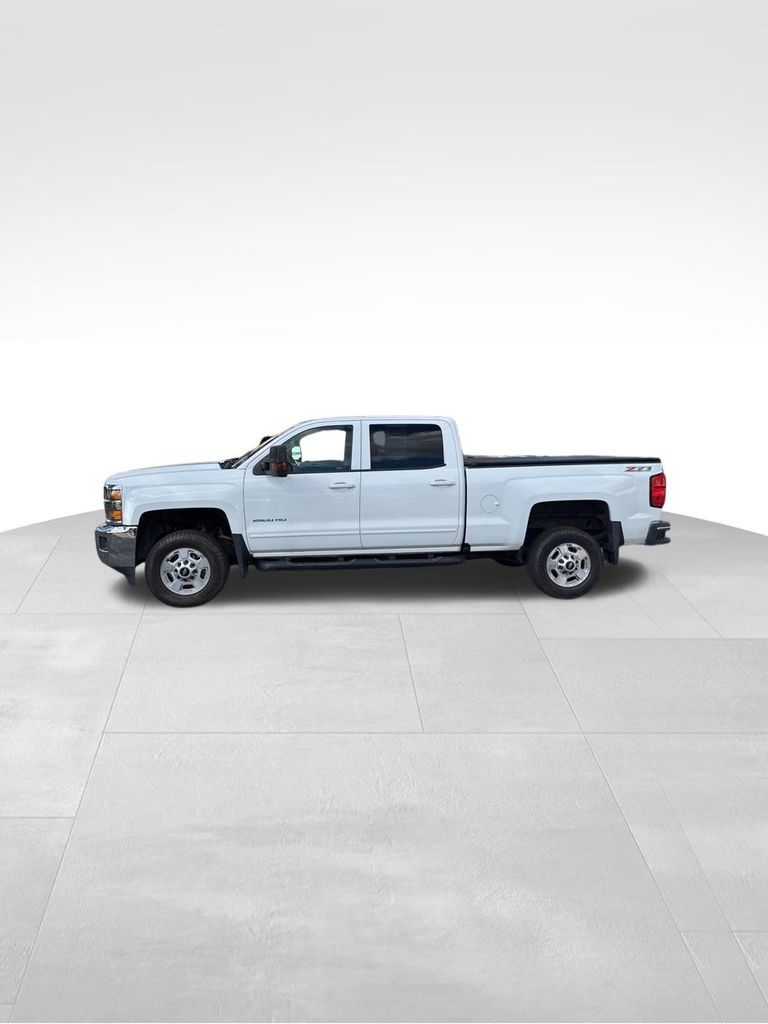 2017 Chevrolet Silverado 2500HD LT photo 3