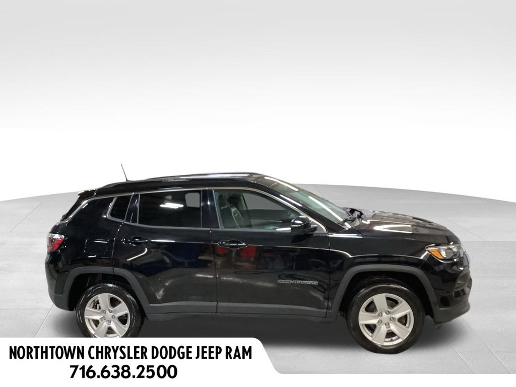 2022 Jeep Compass Latitude photo 2
