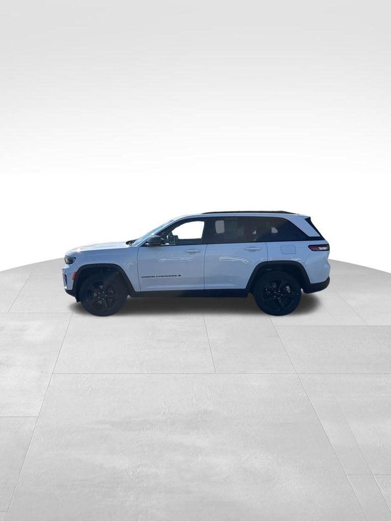 2023 Jeep Grand Cherokee Altitude photo 2
