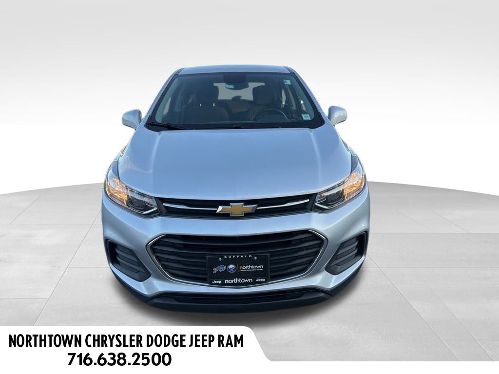 2021 Chevrolet Trax LS photo 2