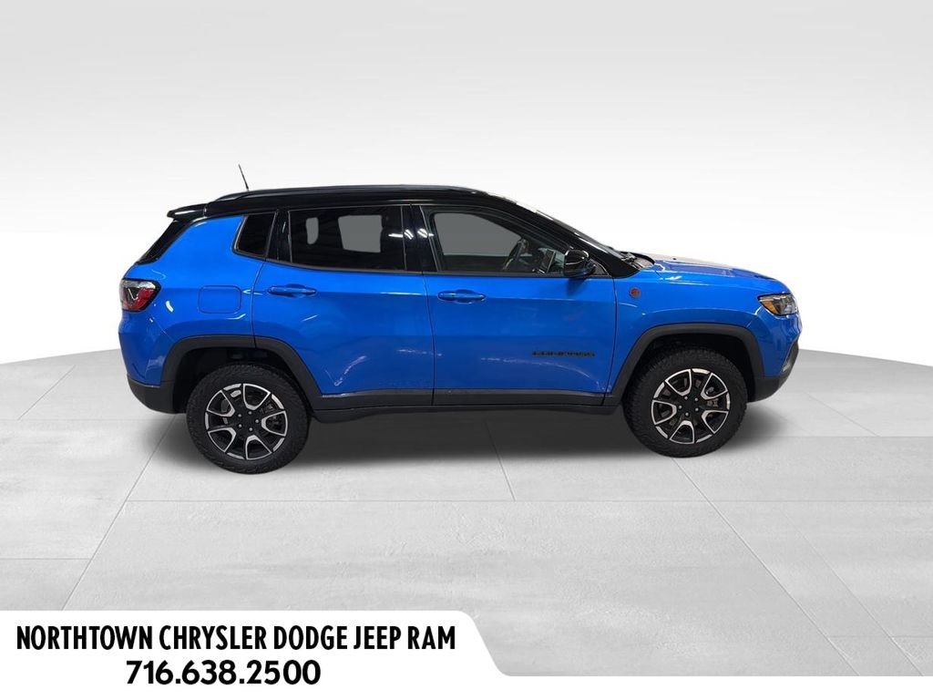 2024 Jeep Compass Trailhawk photo 2