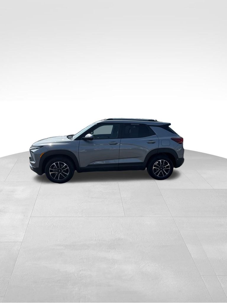 2024 Chevrolet Trailblazer LT photo 2