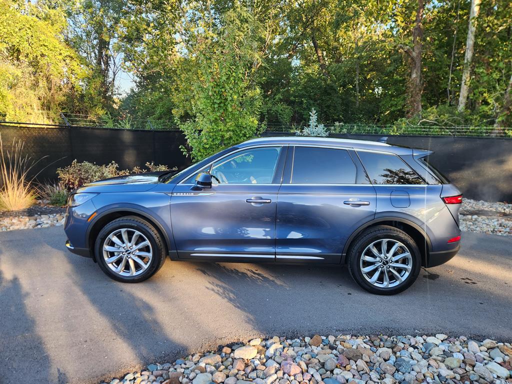 2022 Lincoln Corsair Standard photo 2