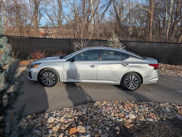 Used 2024 Nissan Altima SV with VIN 1N4BL4DV3RN360415 for sale in Kansas City