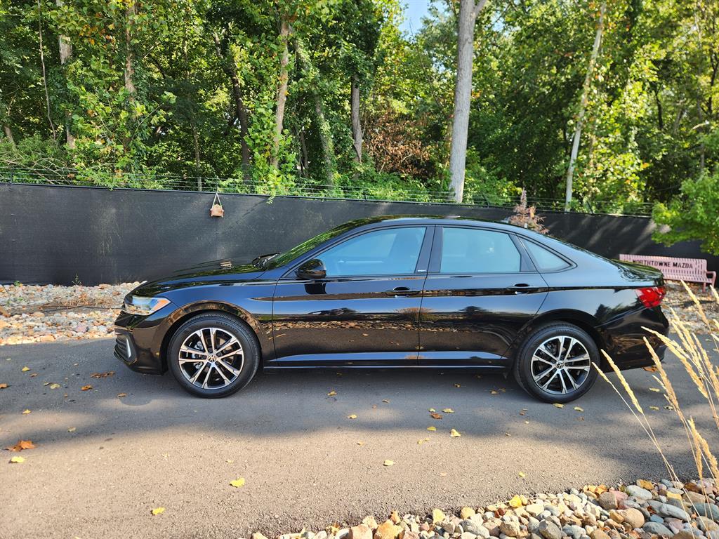 Used 2023 Volkswagen Jetta Sport with VIN 3VWBM7BU4PM007687 for sale in Kansas City