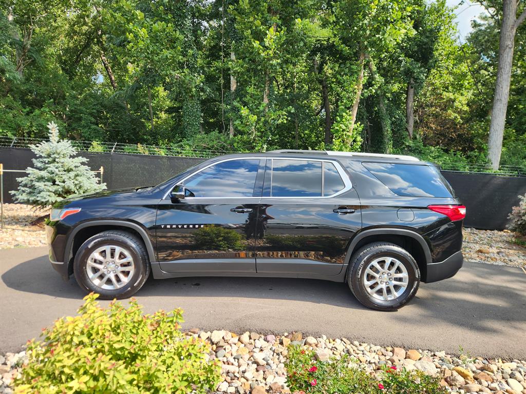 Used 2018 Chevrolet Traverse 1LT with VIN 1GNEVGKW5JJ116511 for sale in Kansas City