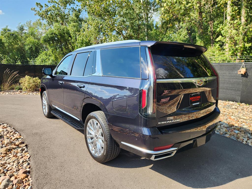 2023 Cadillac Escalade Premium Luxury photo 3