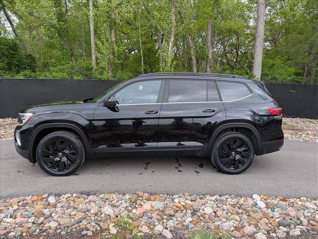 Used 2024 Volkswagen Atlas SE w/Tech with VIN 1V2WR2CA4RC513813 for sale in Kansas City
