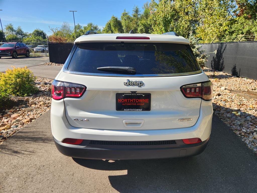 2024 Jeep Compass Latitude photo 2