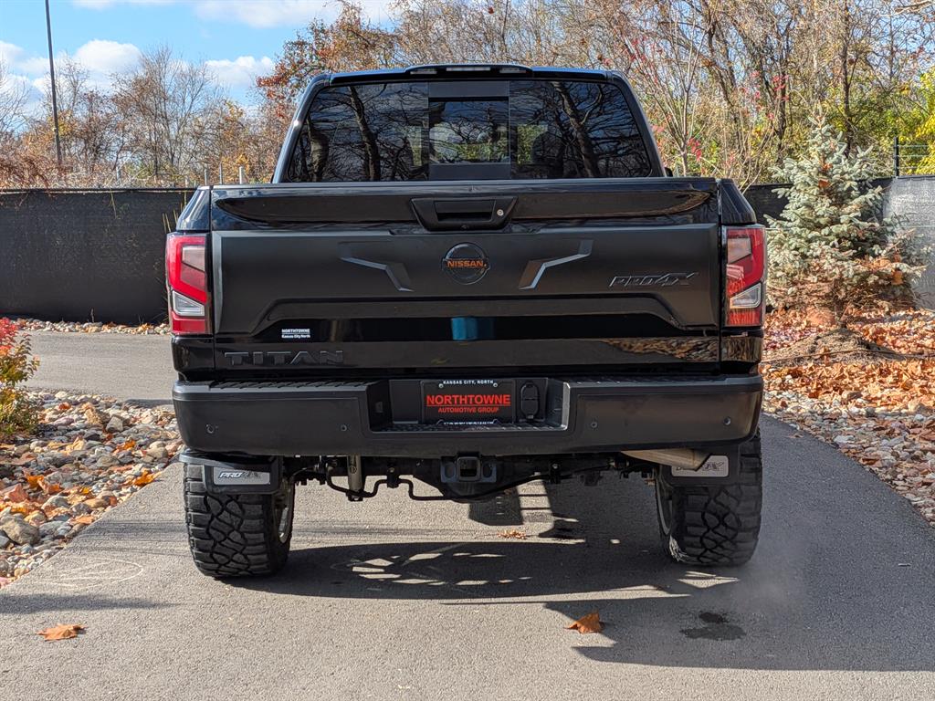 2020 Nissan Titan PRO-4X Crew Cab photo 4