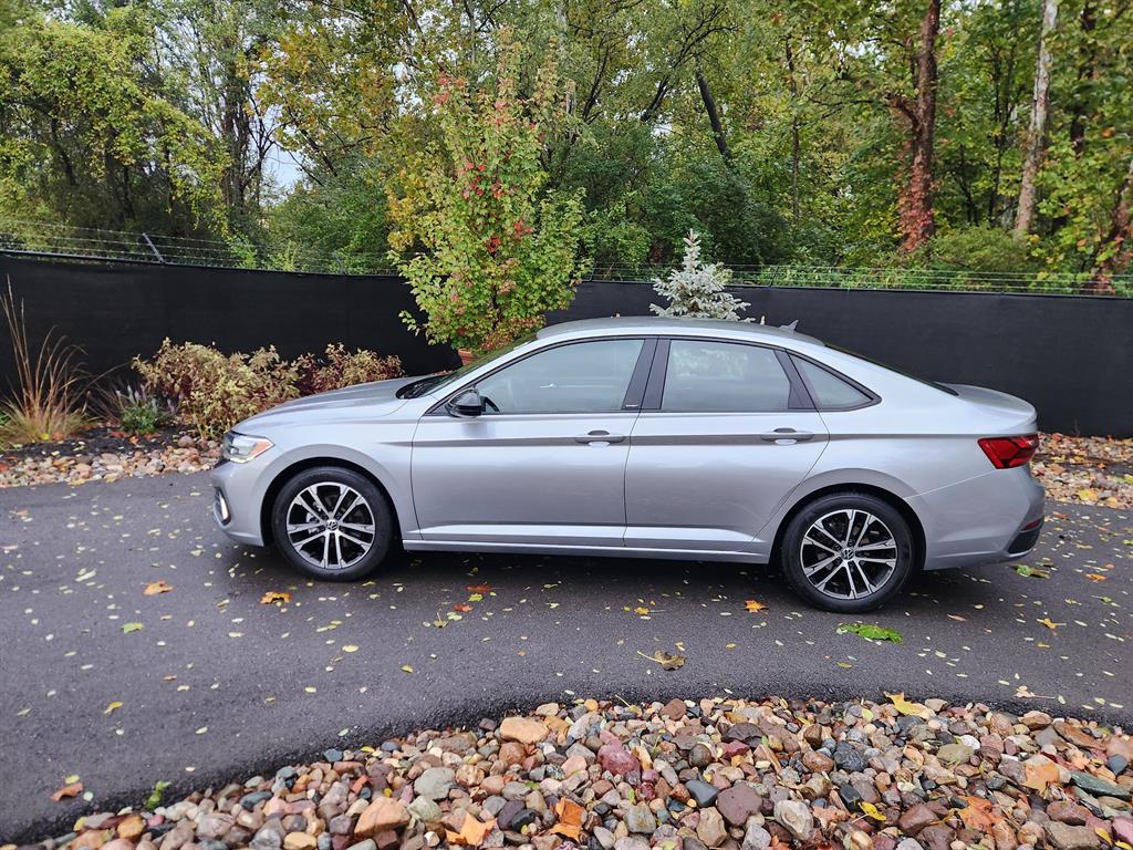 Used 2024 Volkswagen Jetta Sport with VIN 3VWBM7BU6RM040290 for sale in Kansas City