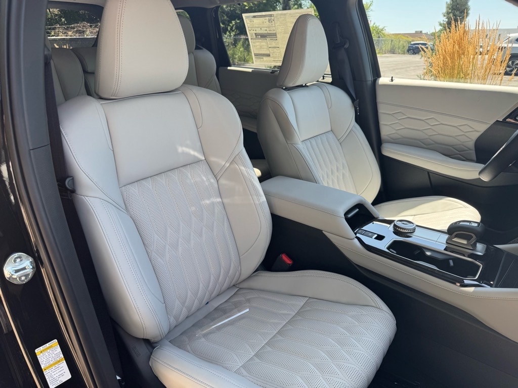 2025 Mitsubishi Outlander SEL Platinum Edition - Photo 13