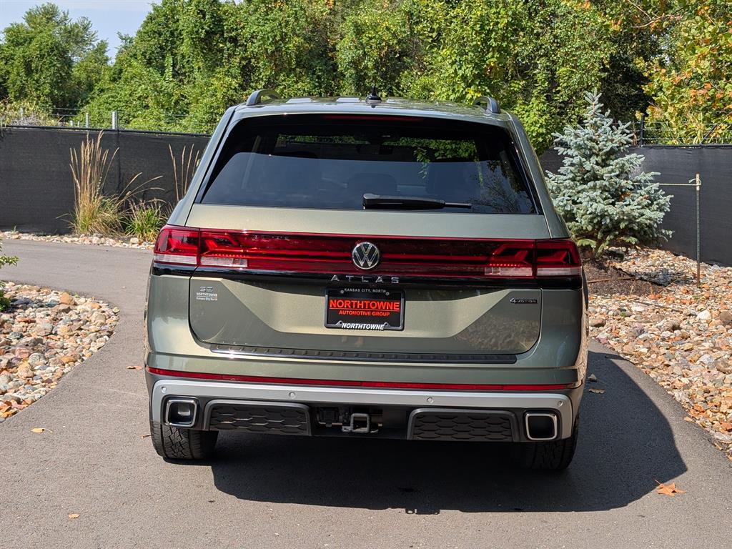 2024 Volkswagen Atlas Peak Edition SE Technology photo 3