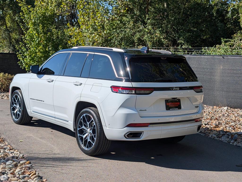 2023 Jeep Grand Cherokee Summit photo 3