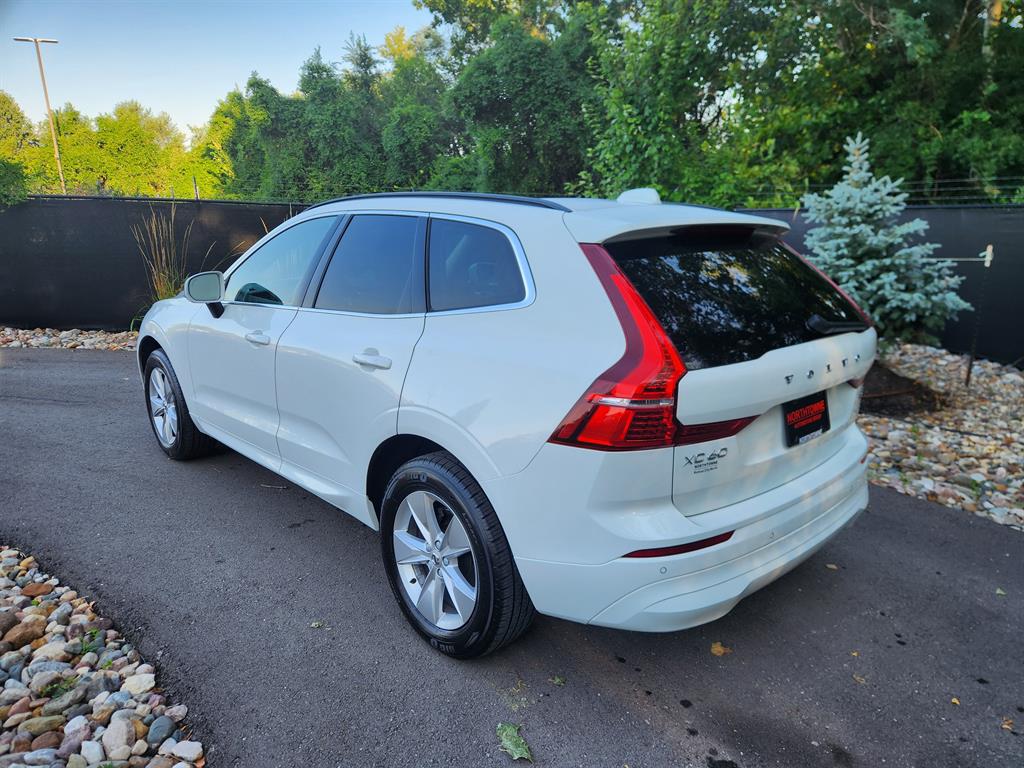 2022 Volvo XC60 B5 Momentum photo 3
