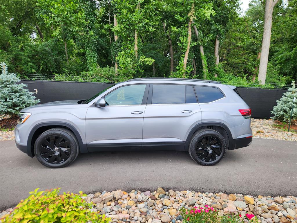 Used 2024 Volkswagen Atlas SE w/Tech with VIN 1V2HR2CA8RC523401 for sale in Kansas City