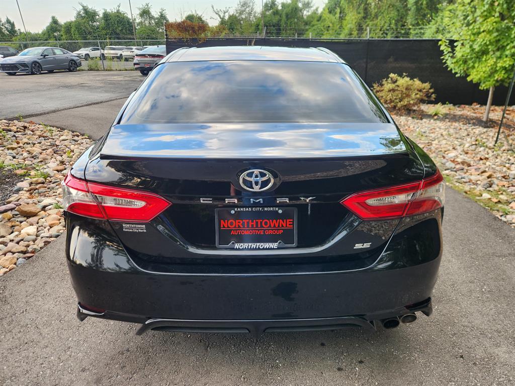 2018 Toyota Camry SE XLE photo 3